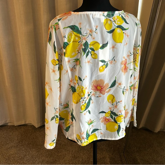 NWT Addyson Parker White Floral Lemon Blouse with Elastic Hem - Picture 4 of 5